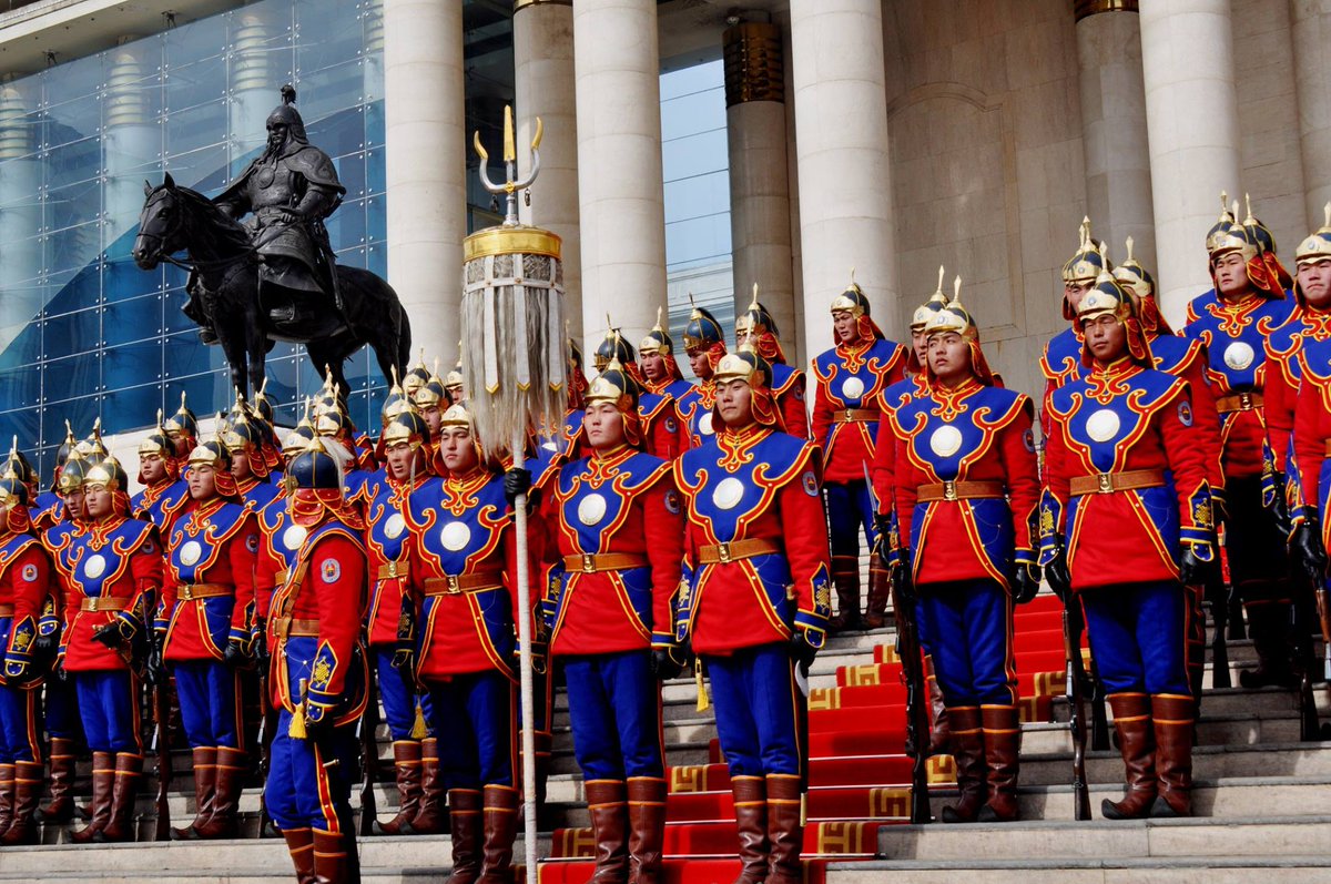 Сэлмээрээ ч байна уу, үзгээрээ ч байна уу
Сийлж үлдээх үйлс чамд зөндөө байгаа
Эр цэргийн баярын мэнд хүргье!!!