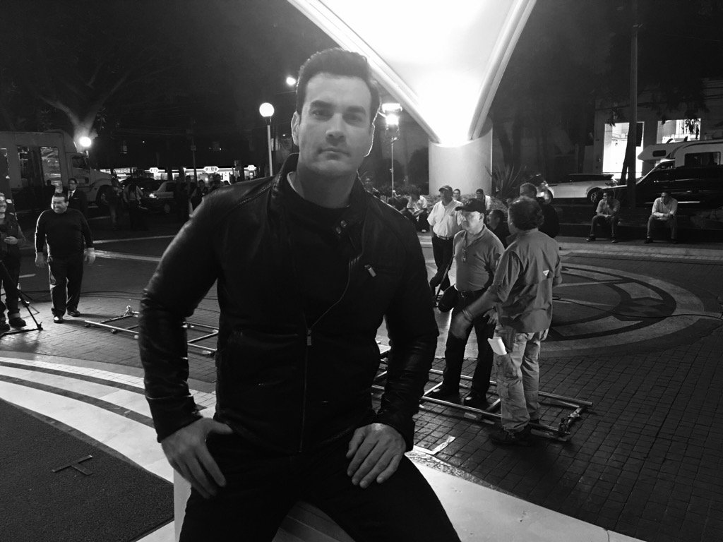 Besooooos desde el set de #TresVecesAna <a href="/TresVecesAnaMX/">Tres Veces Ana</a> 🎬