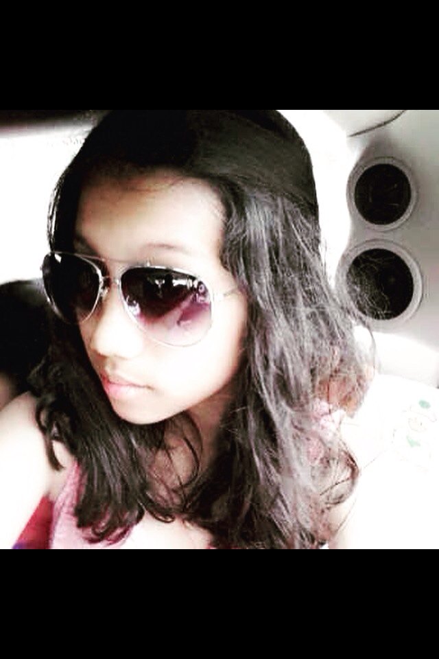 WeLuvYouPutri's tweet photo. Left or Right? #PutriUti #PutriUtiMusicLIVE https://t.co/Eq9ZlqNEP3