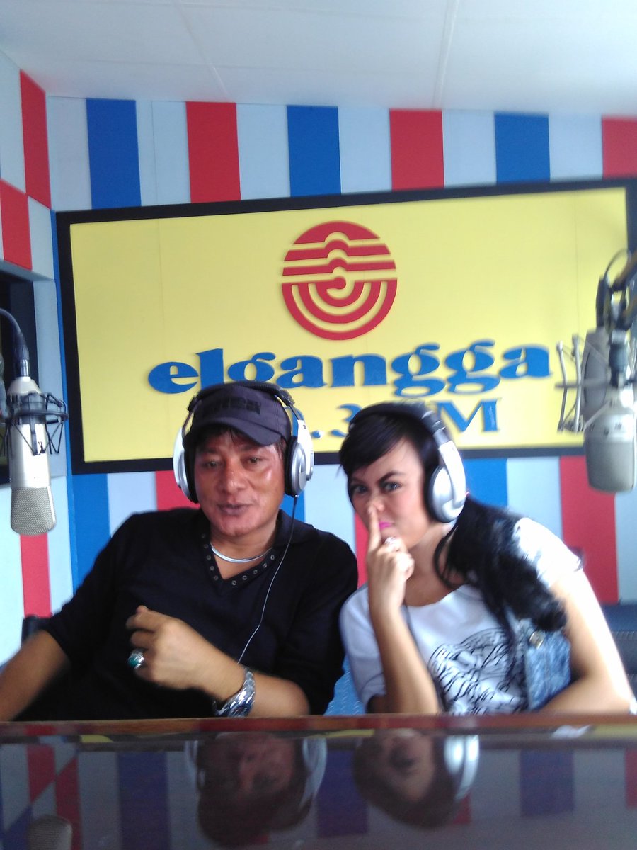 <a href="/jennyken5/">Jenny Ken</a> dan pencipta BangMamat <a href="/RagilRagista8/">RR production #Songwriter</a> w/@AldyCrayon visit <a href="/ElganggaFM/">Elgangga 100.3 FM</a> <a href="/InfoGTS/">Group Teman Sejati</a>