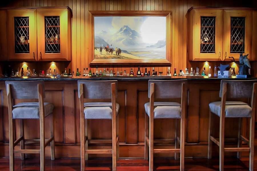 Blanket_Bay's tweet photo. The Den @Blanket_Bay. With the choice of exquisite cocktails, wines and spirits. 

#blanketbay #theden #predinner https://t.co/DtEZ2IGfAU