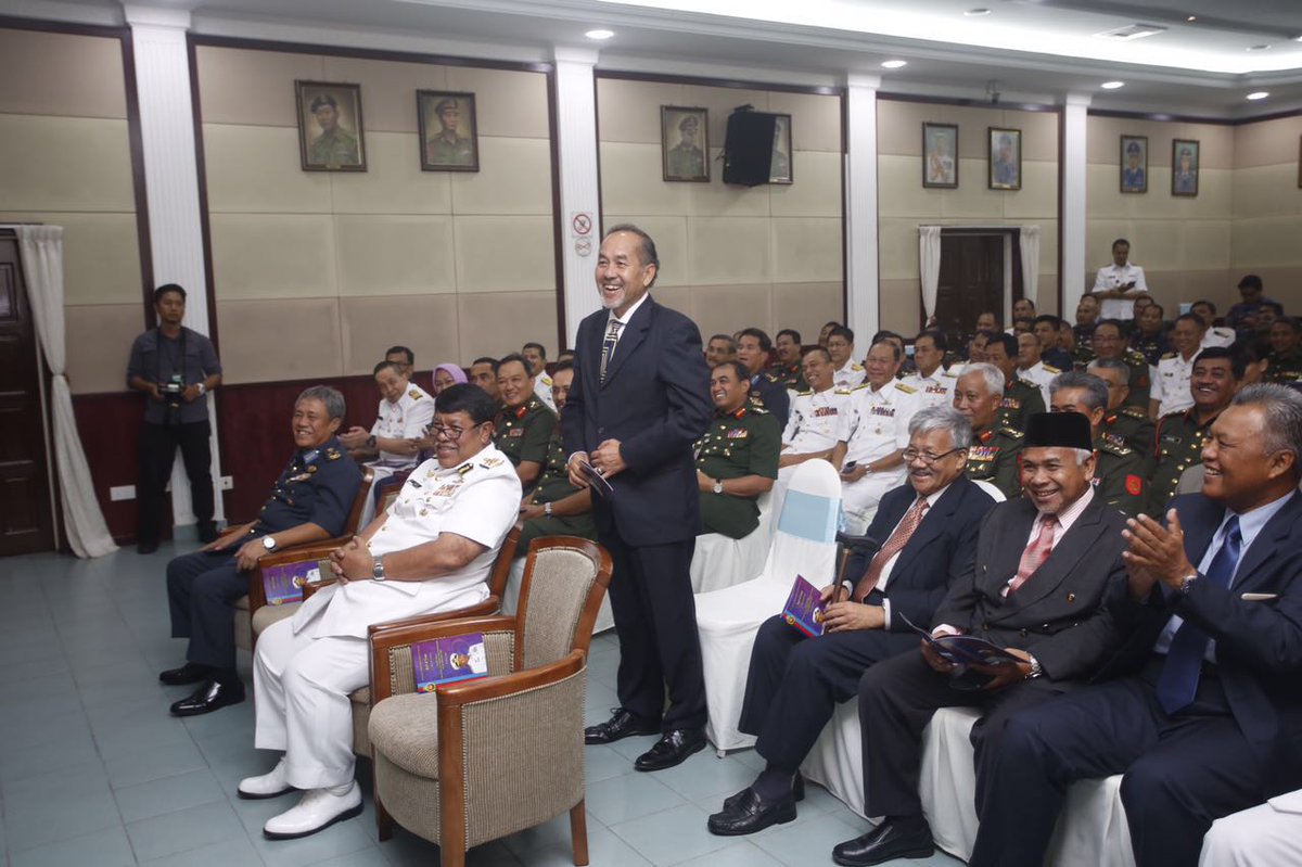 tldm_rasmi's tweet photo. Congratulations DS @mykamarul from #NavyPeople; The 6th Member of The #MAFDC HALL OF FAME @1MinDef @H2OComms https://t.co/mditdtdhHZ