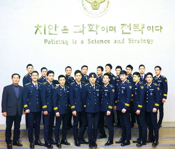 P139J10's tweet image. ใคนจัดแถวฟ่ะสงสารคุณทงเฮคนสูงประกอบหน้าหลังเลย ทุกคนควรลงไปยืนขั้นล่างนะเห็นใจความสูงลูกเราบ้าง 😂😂