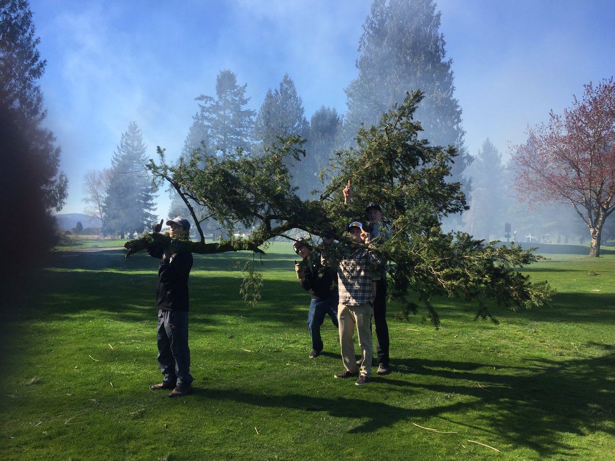 @ChilliwackGolf volunteer work day @SardisGolf, <a href="/lmanion13/">Lindsay Teron</a> does this count as #shoulderday?