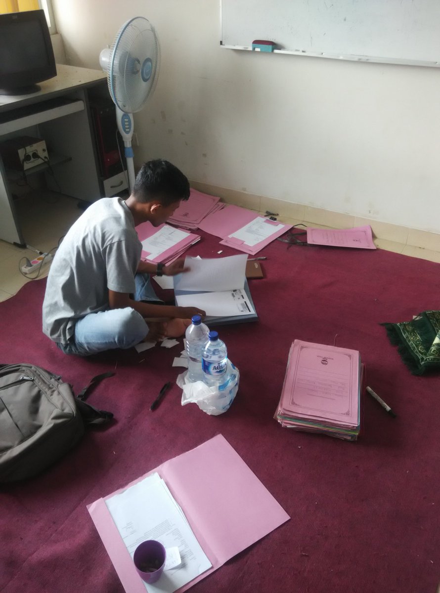 SemaFST_UIN's tweet photo. Hari ini penyortiran berkas UKT oleh senator FST. Kerja keras bung, ini pengabdian!!! #SemaFST #Saintek https://t.co/Shh4iJFlqQ
