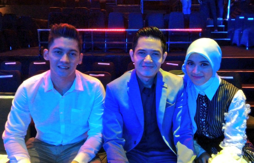 Siapa yg nungguin <a href="/sam_zylgwyn/">Samuel Zylgwyn</a> <a href="/dude2harlino/">dude harlino</a> <a href="/ichalyssa25/">Alyssa Soebandono</a> di #POPAwards2016 ?? Stay tune pkl 15.00 WIB