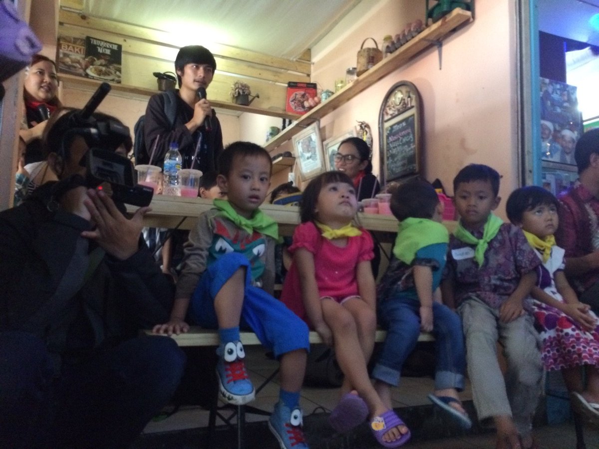 ApitTjihapit's tweet photo. Sahabat @WWF_ID yang ikut berpartisipasi di sakola pasar cihapit. Yuk mengenal satwa sejak kecil :) #apittjihapit https://t.co/qjdbc3gQAI