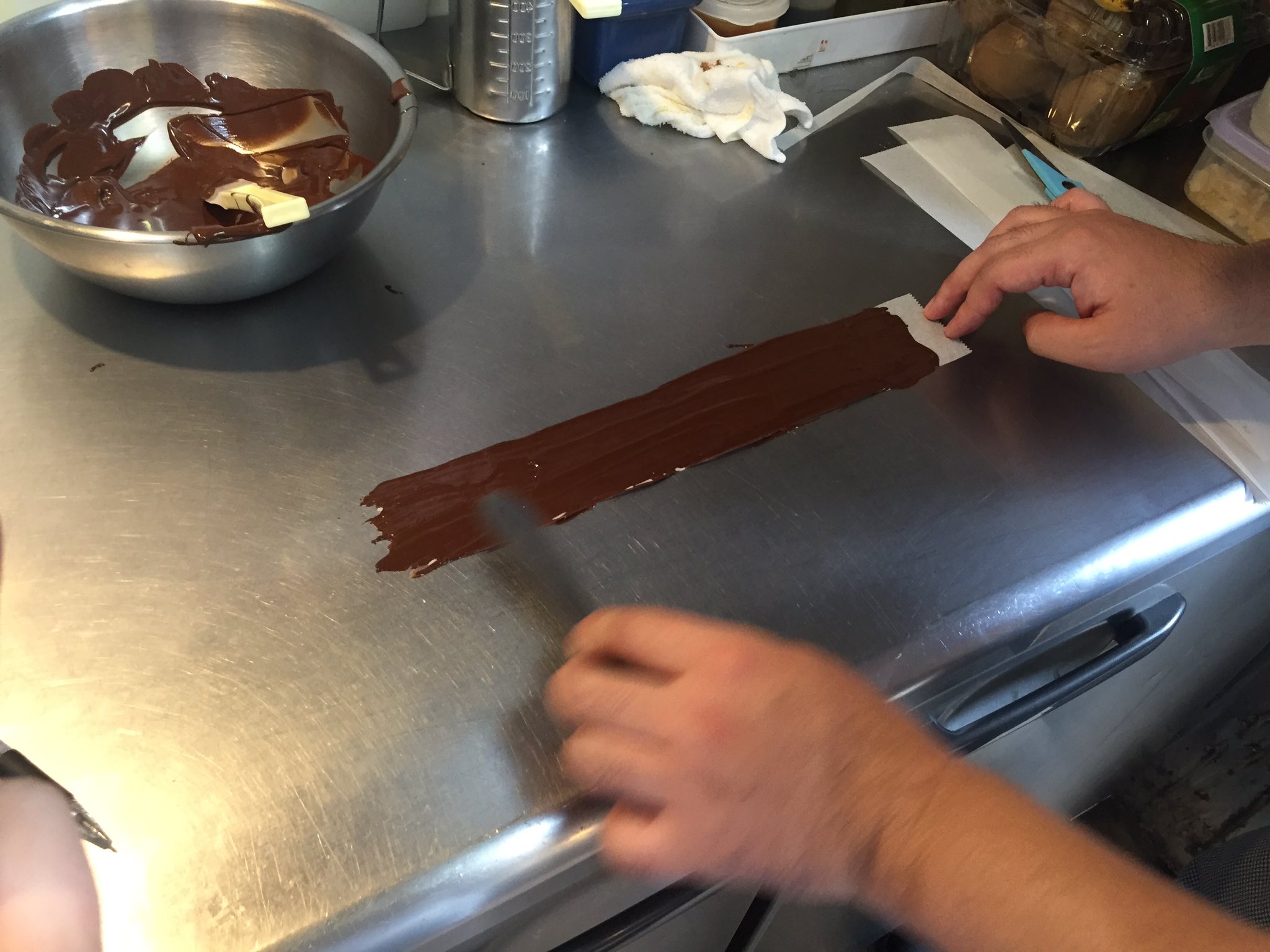Laricetta99 飾り用のくるくるチョコの作り方 うまくテンパリングしないと手にのっけたときにすぐとけちゃったり白っぽくなったり剥がれなかったりするので注意 T Co I2khukqoip Twitter