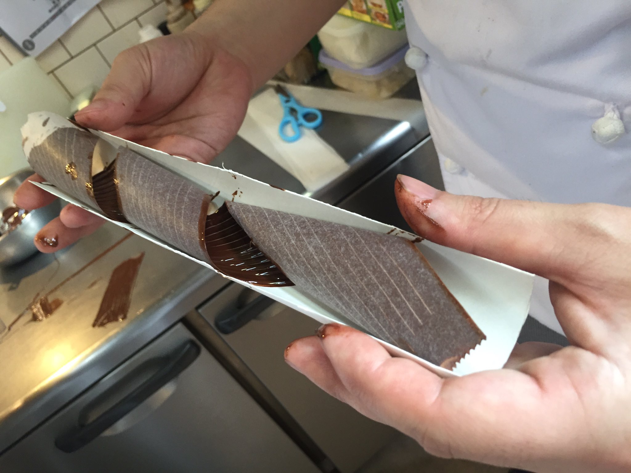 Laricetta99 飾り用のくるくるチョコの作り方 うまくテンパリングしないと手にのっけたときにすぐとけちゃったり白っぽくなったり剥がれなかったりするので注意 T Co I2khukqoip Twitter
