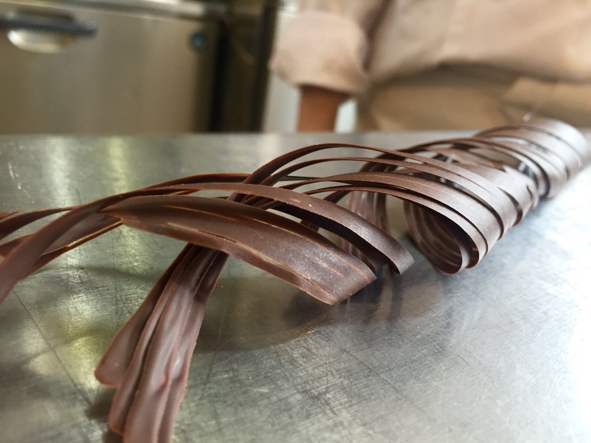 Laricetta99 飾り用のくるくるチョコの作り方 うまくテンパリングしないと手にのっけたときにすぐとけちゃったり白っぽくなったり剥がれなかったりするので注意 T Co I2khukqoip Laricetta99 飾り用のくるくるチョコの作り方 うまくテンパリングしないと手にのっけたときにすぐとけちゃったり白っぽくなったり剥がれなかったりするので注意 T Co I2khukqoip