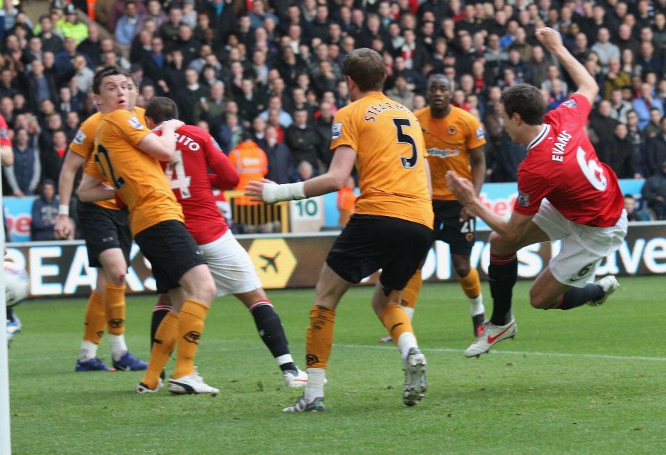 ManUtd_ID's tweet photo. #OnThisDay Man Utd menang 5-0 atas Wolves lewat gol dari Evans, Valencia, Welbeck dan Chicharito pada 2012. https://t.co/TUSBIyAm6P