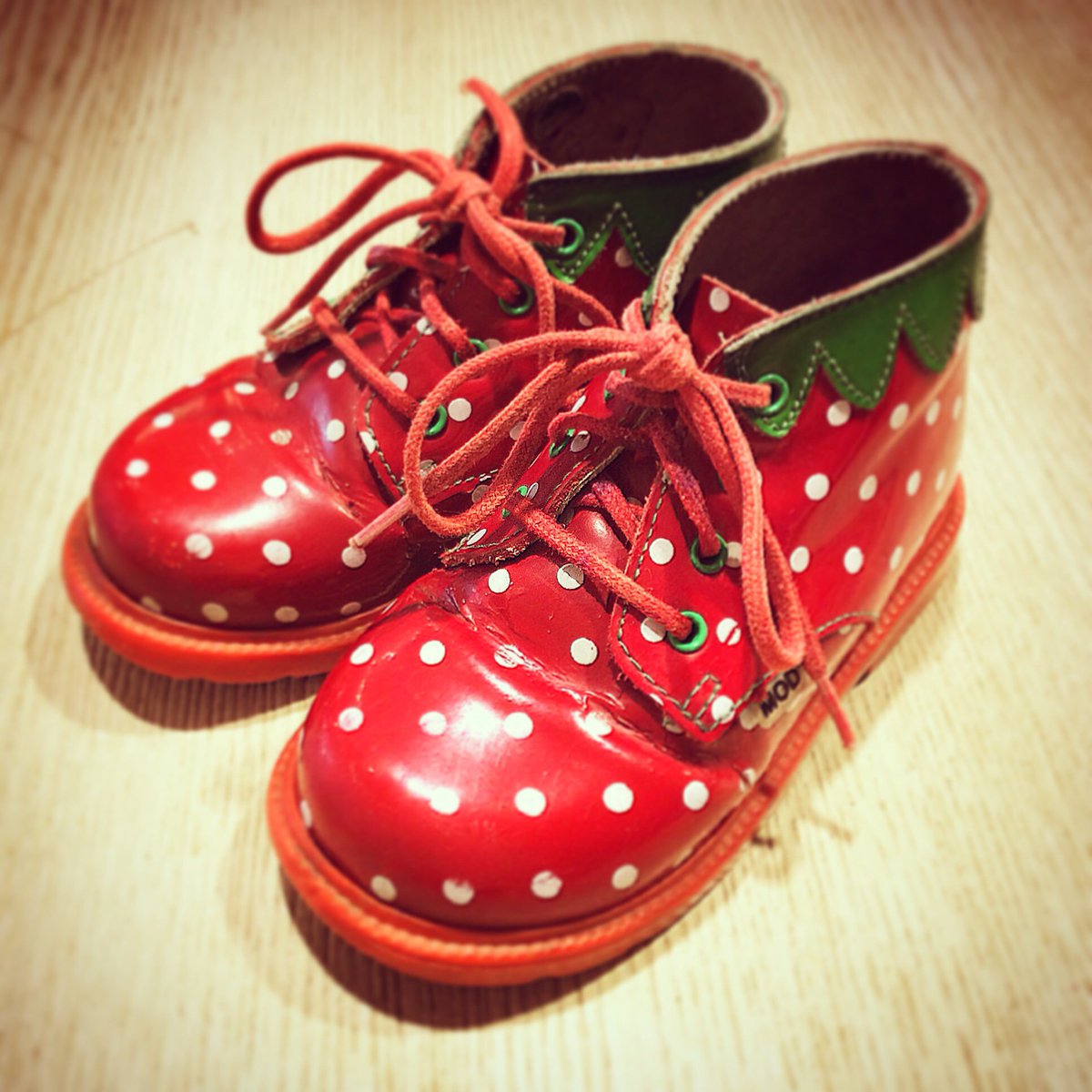 KLAMMOTTE's tweet photo. #Mädchen lieben #Schuhe #mod8 #lack #erdbeer #Leder #schnürschuhe Gr. 22 #frühling #frühlingsgefühle #Sommer #liebe https://t.co/sUsezHREY1