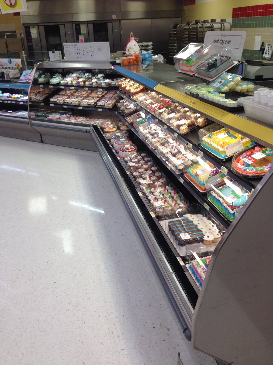 ETLMattyIce's tweet photo. No April Fools joke here! Our food areas are ready for the Friday late afternoon rush. #GetItFrid https://t.co/E14j8yD1ks
