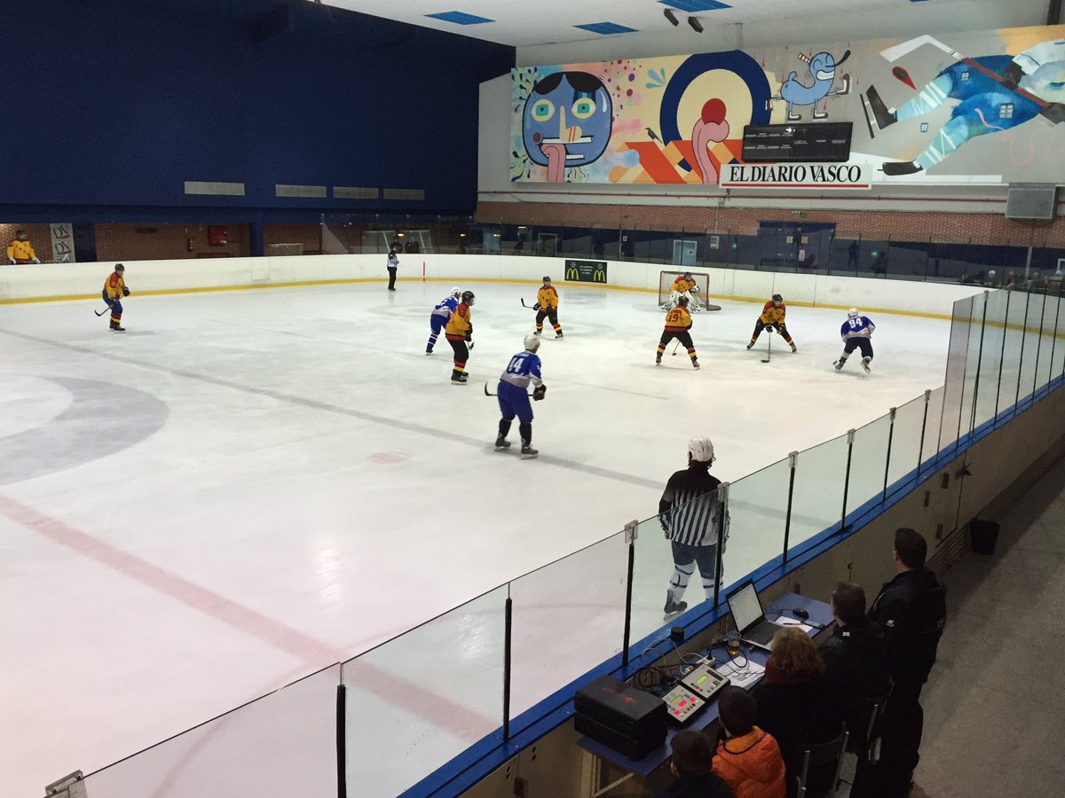 KelerDonostia's tweet photo. Ahora mismo en @eltxuri torneo hockey hielo de veteranos. ¡Disfrútalo con una Keler! https://t.co/jXRQxK3o7O