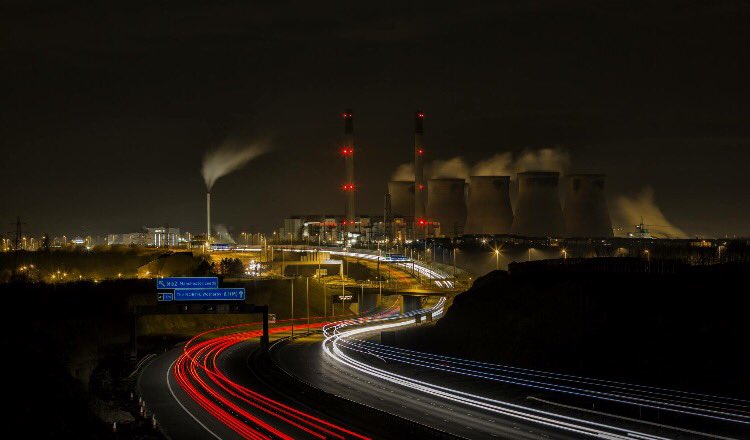 FerrybridgeGolf's tweet photo. Ferrybridge by night photo by Alan cook https://t.co/72K12dOmyb