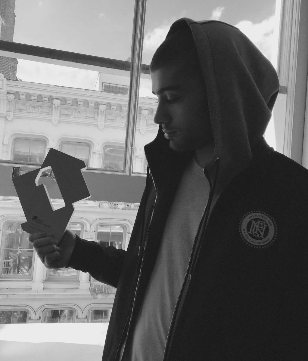 officialcharts's tweet photo. Here he is! @ZaynMalik with his Official Number 1 Award for Mind Of Mine 🙌🏽 https://t.co/FsOhsSLzro https://t.co/MnckFaeDk0