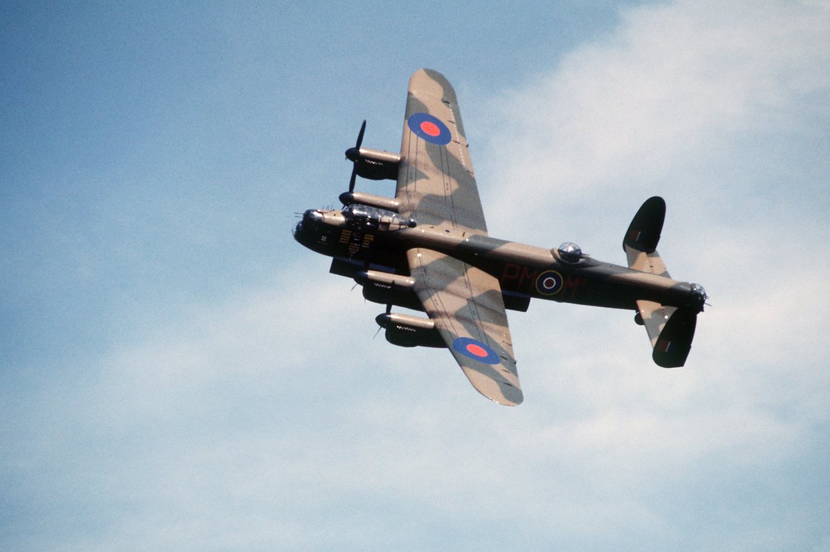 Flypast Lancaster bommenwerper uit WO II op 4 mei rond 15 uur boven Fort Vuren! Organisatie st. EGVL