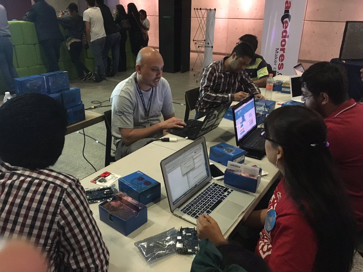 HacedoresCom's tweet image. Taller de tarjetas Intel en el @CCDmx #GenuinoDay2016