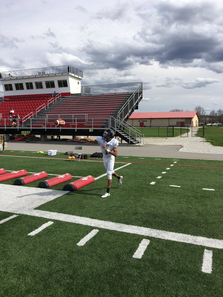CoachRFreeman's tweet image. QB's going through Indy practice 4!! #KnightFAST @KCU_FB
