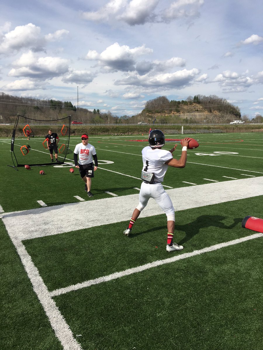 CoachRFreeman's tweet image. QB's going through Indy practice 4!! #KnightFAST @KCU_FB