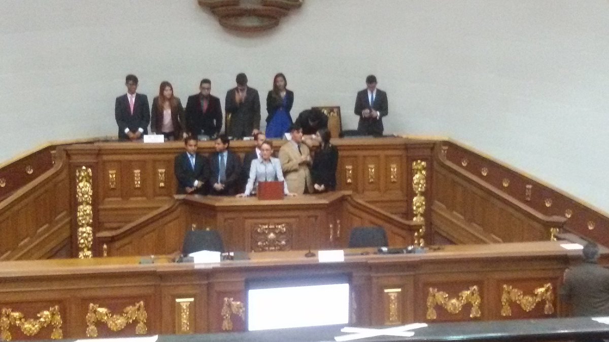 LitisUCVOficial's tweet photo. En este momento se lleva a cabo el acto de clausura del MAN-UCV 2016. https://t.co/2ui9tNkFRB