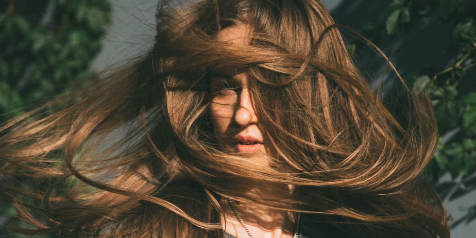 Hair essence is the cool new thing to give you volume and shine: marie.cl/6015BiX49