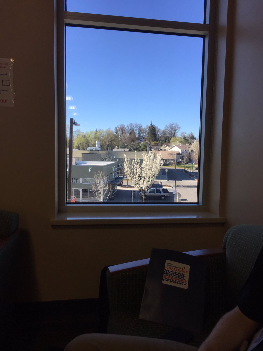 SteveHorman's tweet photo. I looked out the window and what did I see??? #ThrowBackPrimarySong https://t.co/XmUYq7sgUz