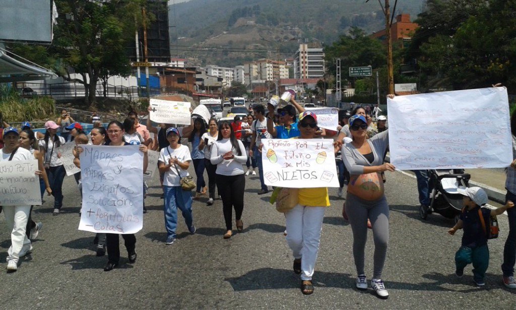 rctv's tweet photo. OJO en Mérida madres marchan y exigen leche, pañales, e insumos para sus hijos. https://t.co/JZqAb8O6YH