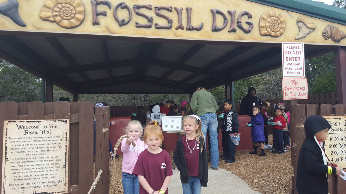 HESOneFamily's tweet image. PreK is having a &quot;ROARIN&quot; good time @DinosaurWorld #dinos #diggingforfossils