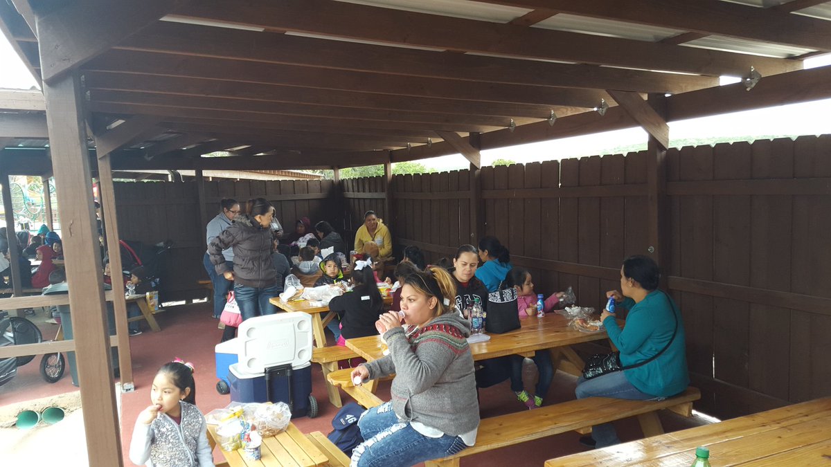 HESOneFamily's tweet image. PreK is having a &quot;ROARIN&quot; good time @DinosaurWorld #dinos #diggingforfossils