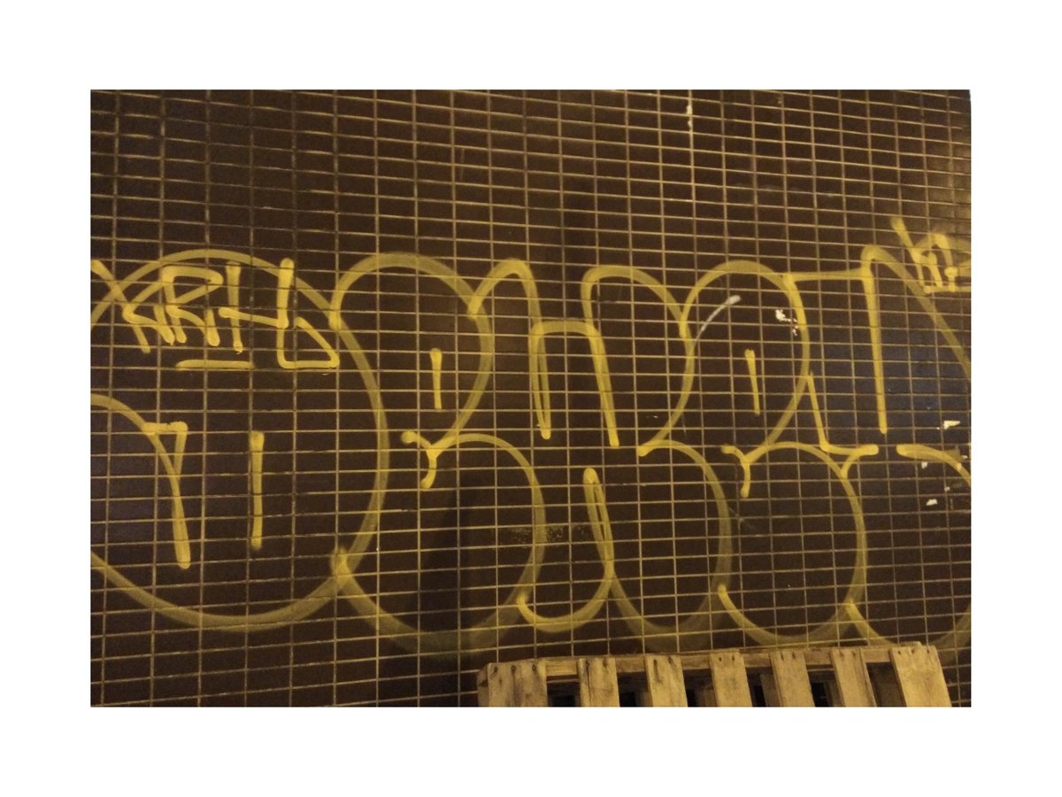 hello2Phyllis's tweet photo. #emotionalcity #SM6305 Graffi-city|dim street light, shining on the right.I feel the loneliness,late-night adventure https://t.co/e7iPWT3NN4