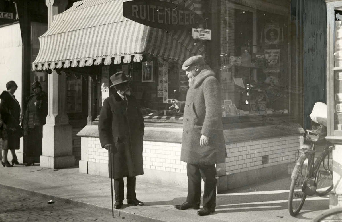 MuseumHuisDoorn's tweet photo. Ex-keizer Wilhelm II wandelend gespot in winkelcentrum Doorn!  #1april2016 https://t.co/XtPFrwp3dQ