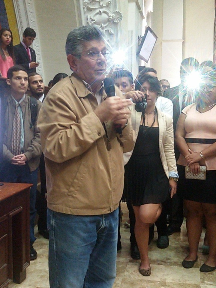 AnthoRomeroJ's tweet photo. Ayer en el @UcvMan contamos con la visita del Presidente de la AN @hramosallup gracias por sus palabras https://t.co/IPUuHcYTGD