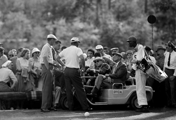 2ndSwingGolf's tweet photo. 1958 Masters - Arnold Palmer (center) argues with a rules official #AugustaContest https://t.co/HSjymZYfbM