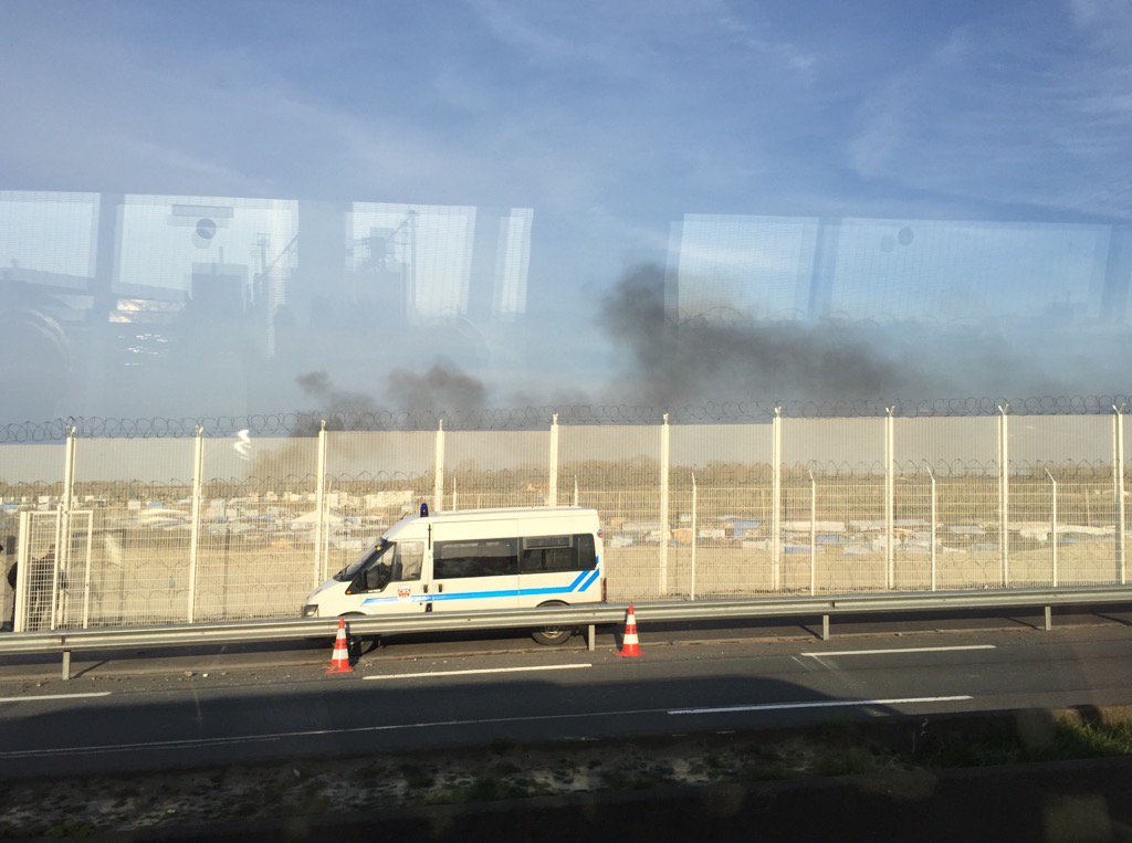 barouderus's tweet photo. Calais, April 2016. Double fences, razor wire, police and banked sand barriers. https://t.co/2H6qExK9Rw
