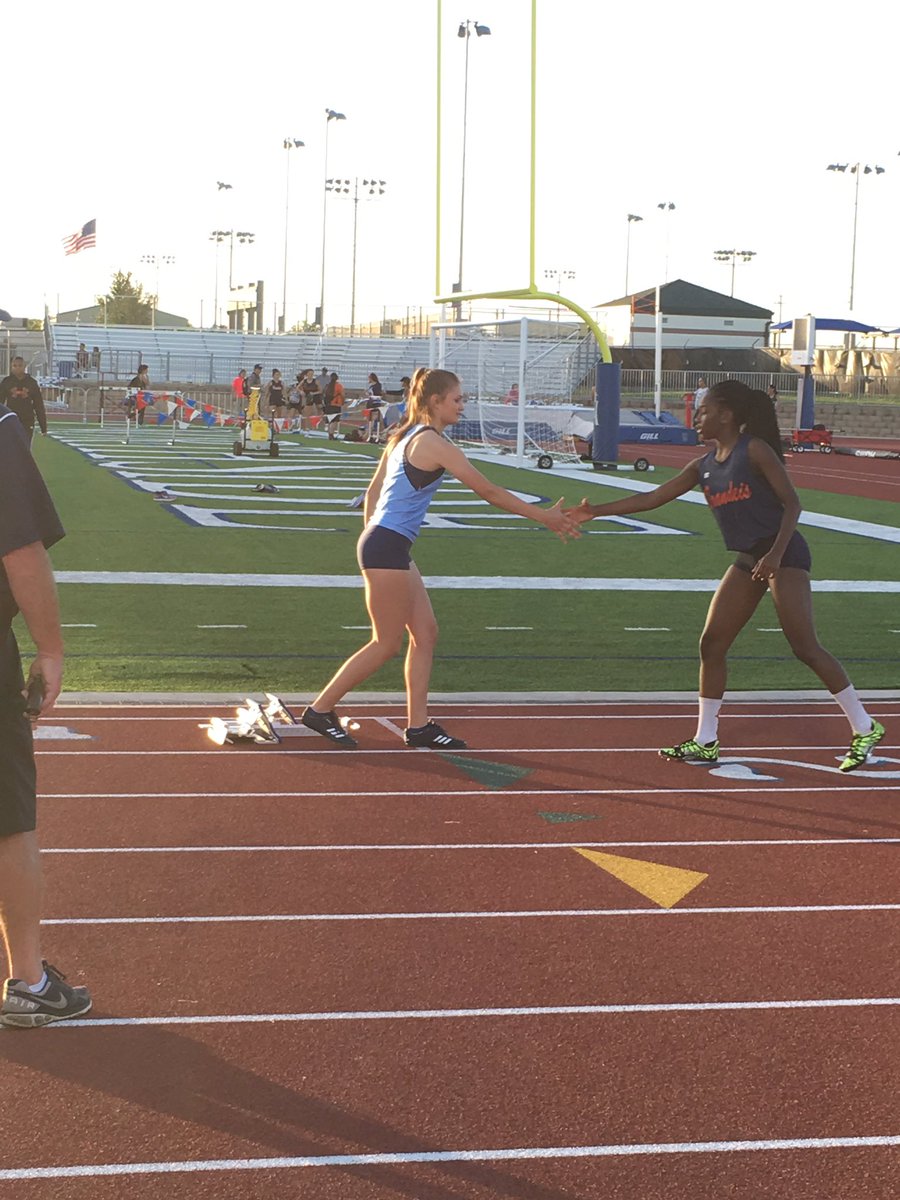 The pain subdues when your adrenalines pumping &amp; friendships are created💜#Trackmania (peep how thick I look tho👀😂)