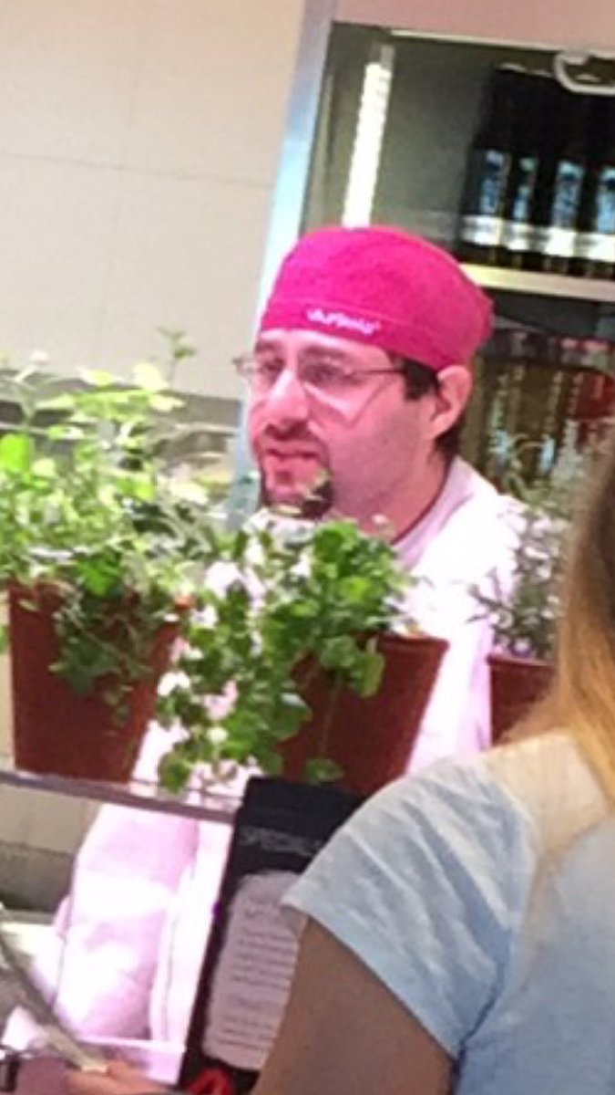 MilenkoVukovi's tweet photo. Quand tu perds ta carte au vapiano et que t'essaie de te faire comprendre en allemand https://t.co/oYmVR3yu95