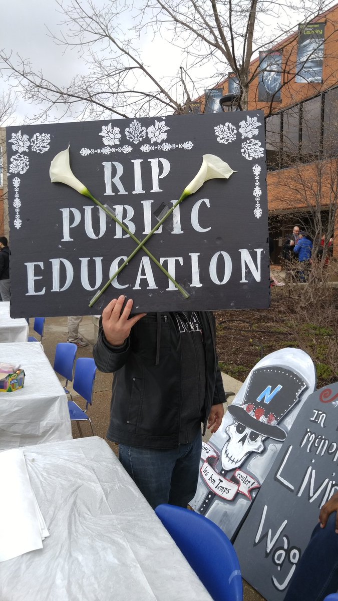 MaryKayDevine's tweet image. 1000s gather @NEIU to observe the death of Public Education #MAPMatters #BudgetFirst @WomenEmployed @CTULocal1