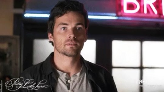 leoniek114's tweet photo. Ezria💋 when they saw each othet for the first time in #FiveYearsForward      so cute 😍 😍 😍 😍 https://t.co/k5Nlian3OM