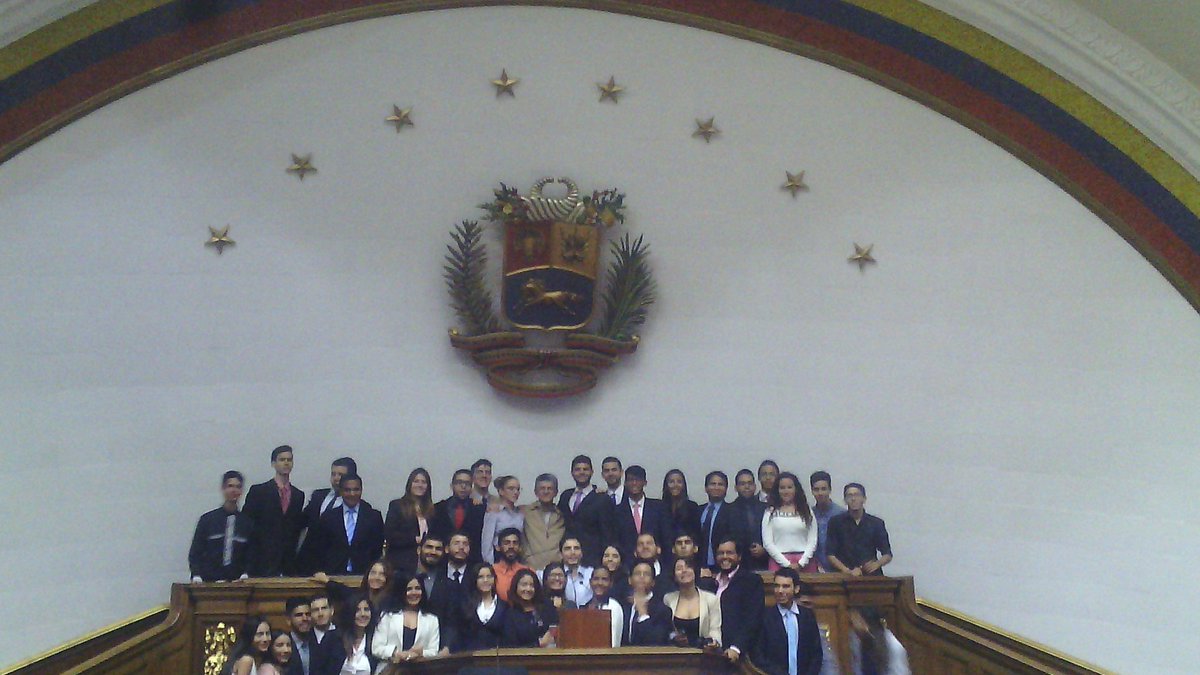 AsambleaVE's tweet photo. Pdte de la AN @hramosallup comparte con estudiantes que realizan "Modelo de Asamblea Nacional". https://t.co/7BE1XruVbi