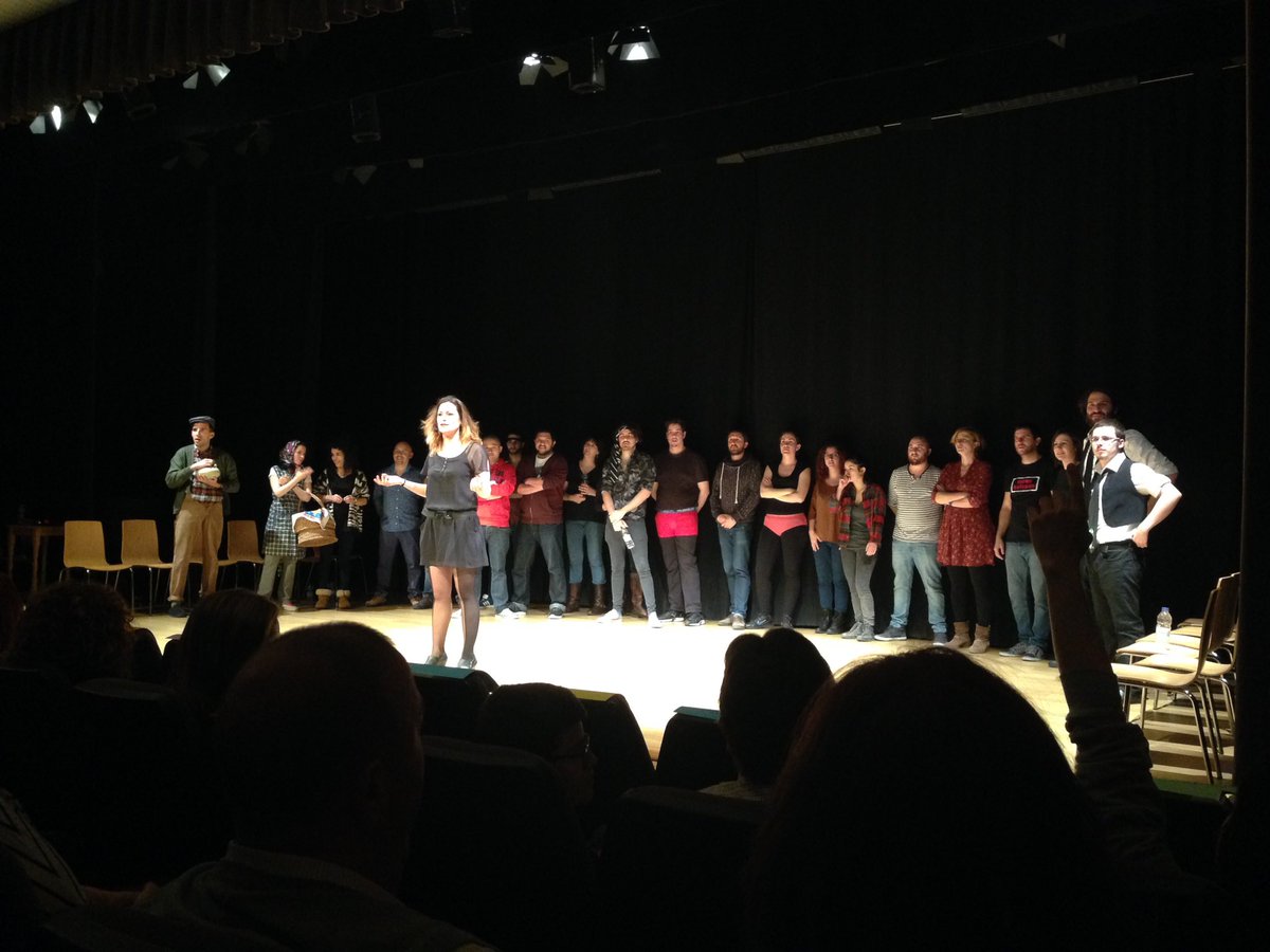 bcuriousbrand's tweet photo. Empieza el primer @CatchImproZgz ! La sala está abarrotada. Suerte a todos los participantes 3..2...1! IMPRO!! https://t.co/dxOsQmmNhB