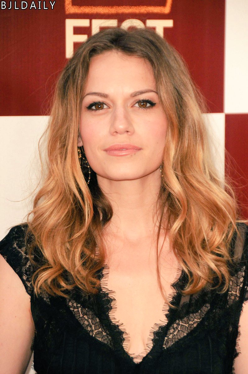 OTHdiary's tweet photo. The female One Tree Hill characters couldn't have been played by better actresses. https://t.co/10wI9fyXTt