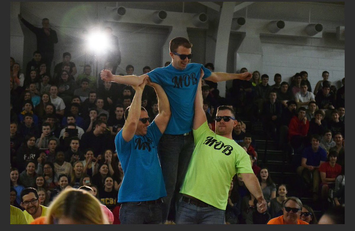 PHS_CREST_2022's tweet photo. Staff Flash MOB. Phone Credit: @zmiller547 @KnightsofPHS @District214 https://t.co/vUad4Z3g8s