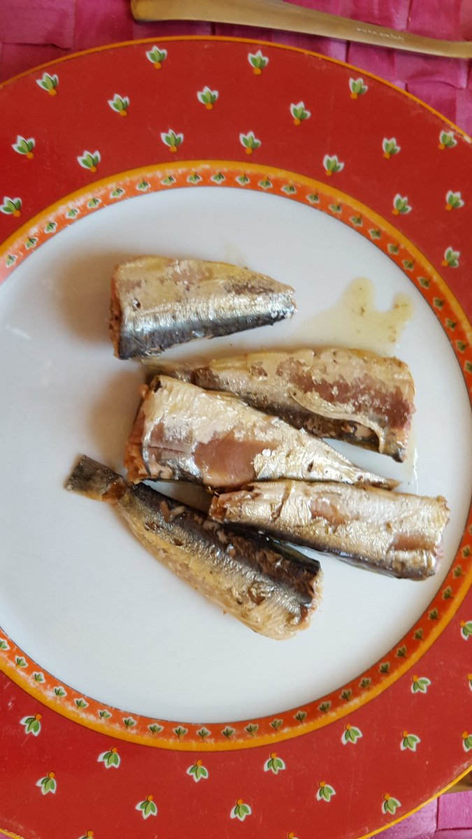 QuartDeTours's tweet photo. Merci @piratesdeloire pour ces délicieuses  sardines de Loire.  Ça valait bien son prix en clefs ! https://t.co/rKhQYy38Ya