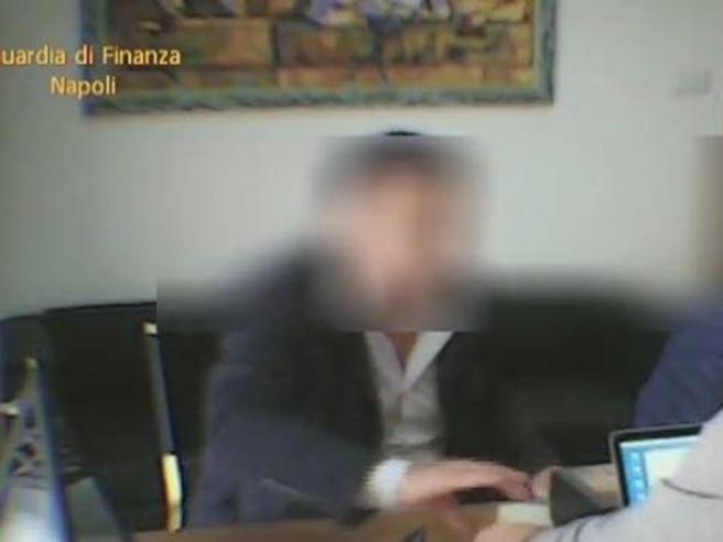 Corriere's tweet photo. «2500 euro a me o sarà sciopero»:  il  sindacalista che  chiedeva il pizzo    https://t.co/HGyQua0oxp https://t.co/uCh1RNBjDB