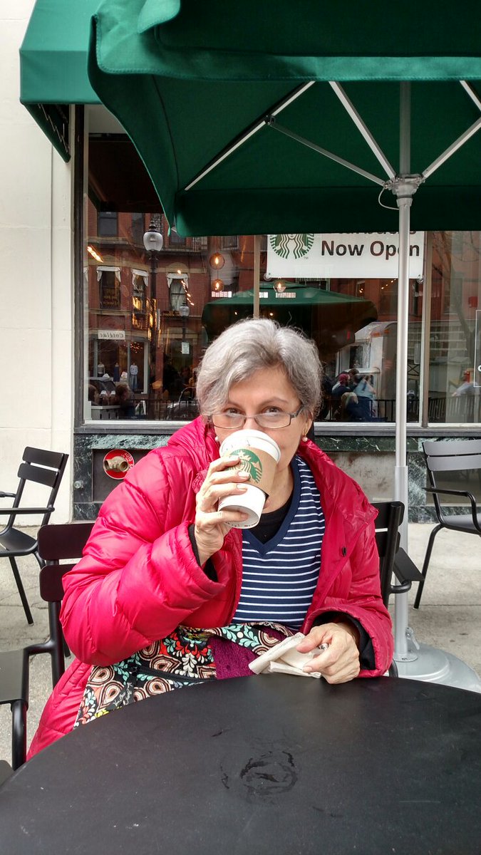 vanessaSuarez24's tweet photo. Con mi Mami echándose un baño d oligarquía en Boston n @Starbucks como dice @LuisChataing #cafe6$ #millonariaBoston https://t.co/yHQKb1MonR
