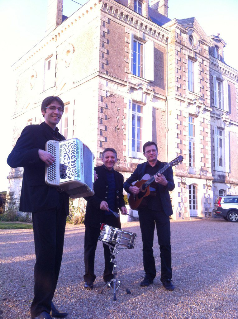 OrchestreOkfred's tweet photo. @OrchestreOkfred est ce soir dans le fief de son chanteur Alex, la vallée du Layon. Château de l'Eperonnière, au top https://t.co/Zf1AURNAZb