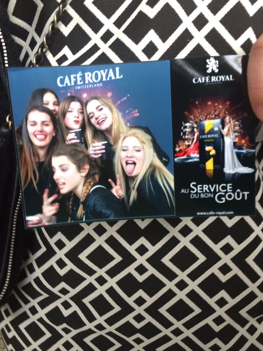 EmieMonnier's tweet photo. Lourd début de concert #ElectroShock https://t.co/ojJ8YrXBCI