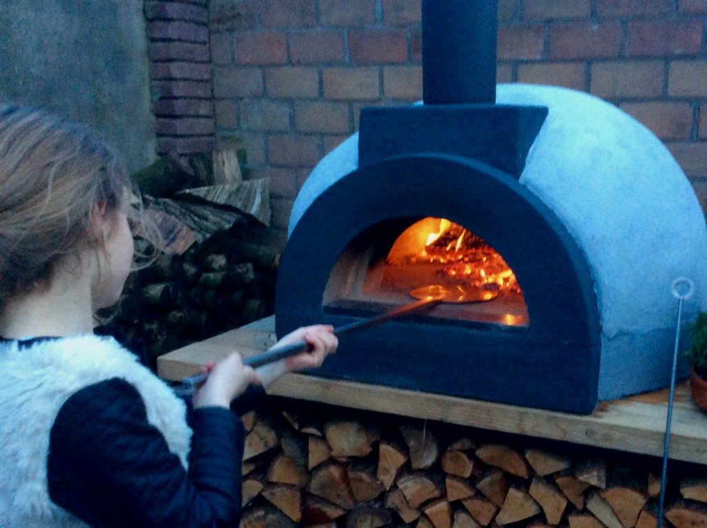Nooit meer binnen koken. #lente #buitenkeuken #pizzaoven hout-steenoven.nl/pizzaoven-cham…
