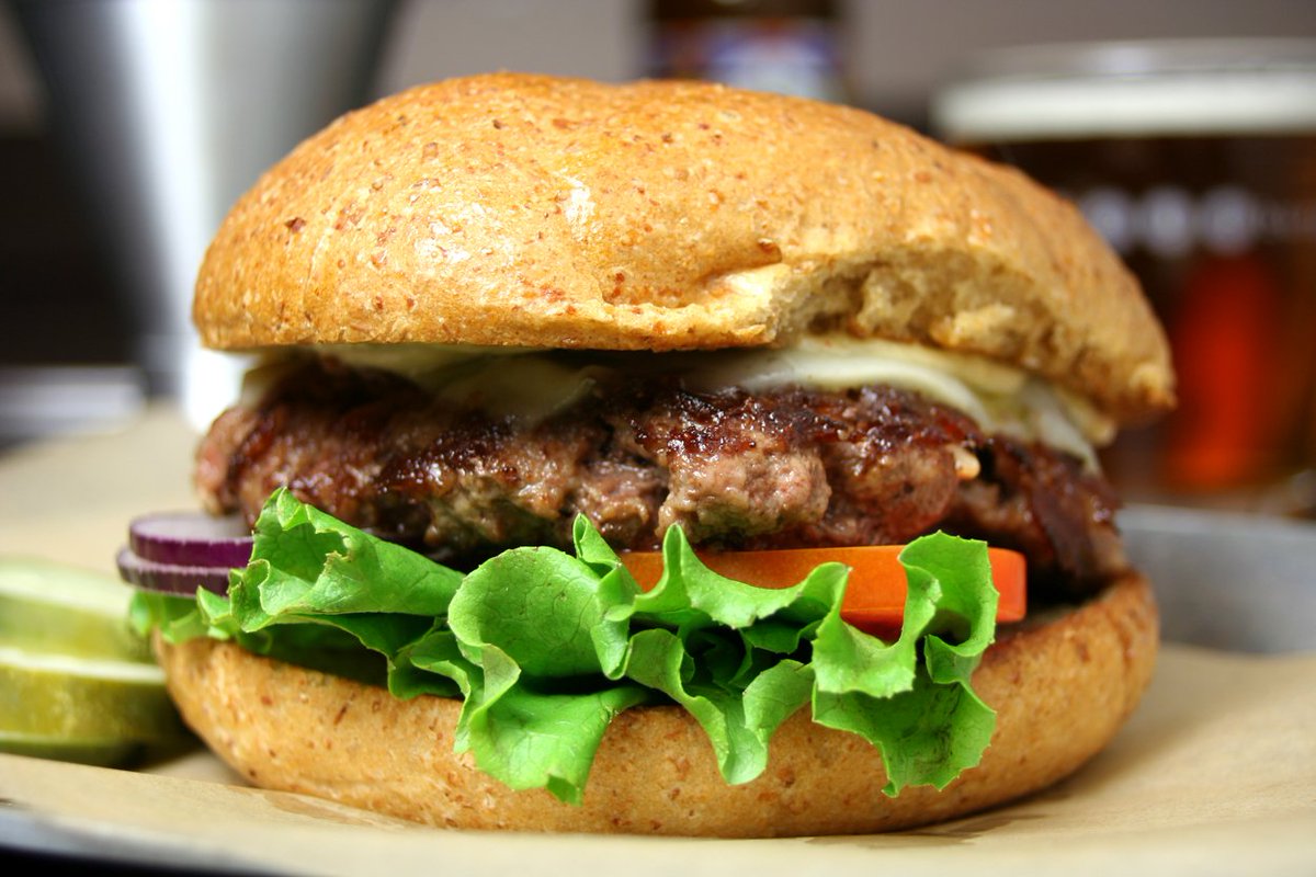 LorimerM's tweet photo. This is what a classic burger looks like: https://t.co/0iKJHjJXH9